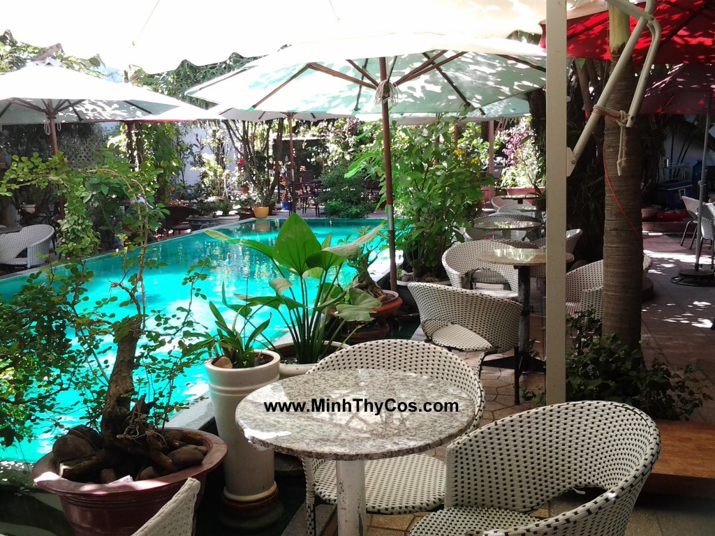 Outdoor wicker dining set cafe Linh Lan Phan Thiet